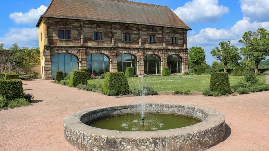 Une fontaine pour bien aménager le jardin