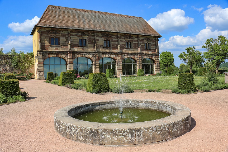 Une fontaine pour bien aménager le jardin